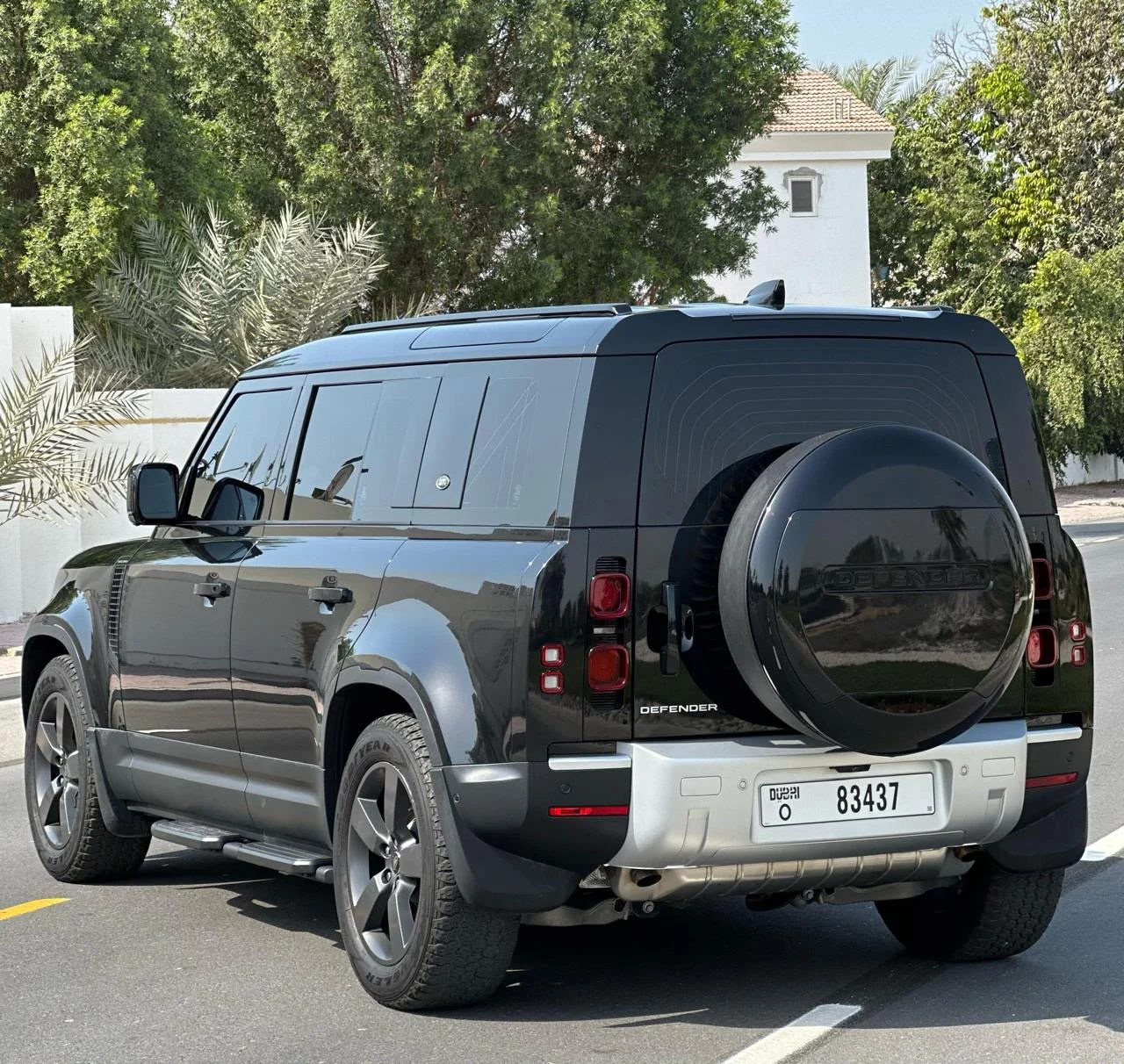 2024 Land Rover Defender Black, view 3