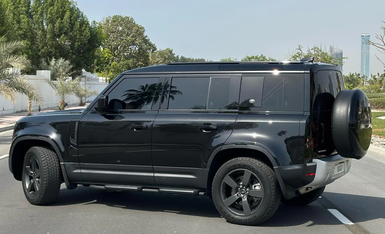 2024 Land Rover Defender Black, view 4