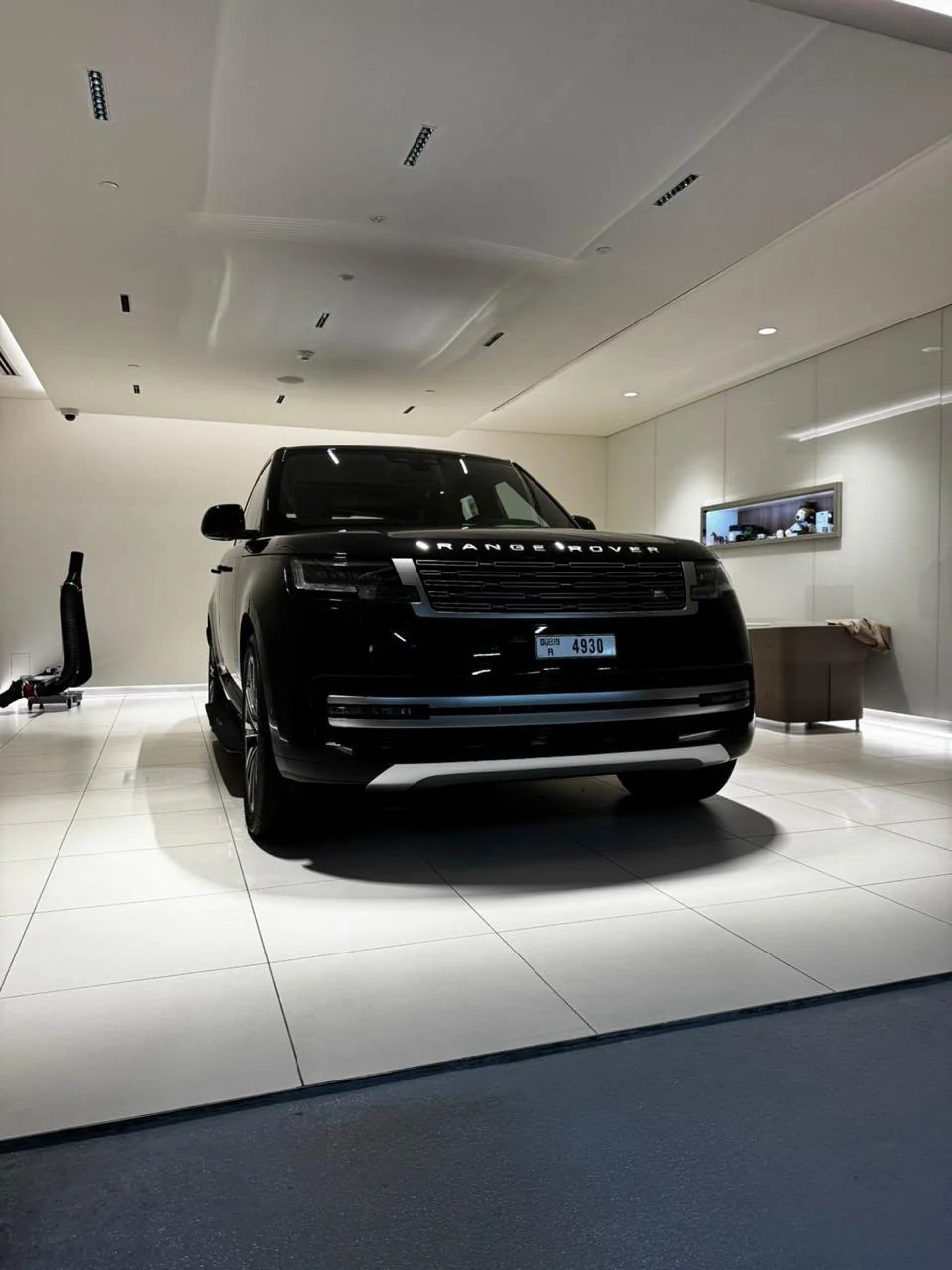 2025 Range Rover Vogue Black, view 2