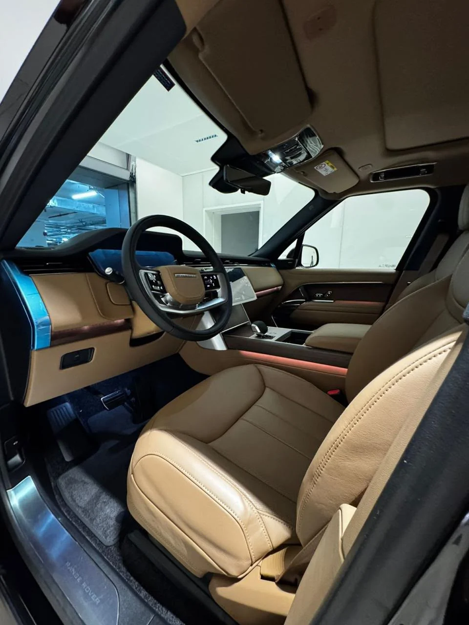 2025 Range Rover Vogue Black, view 4